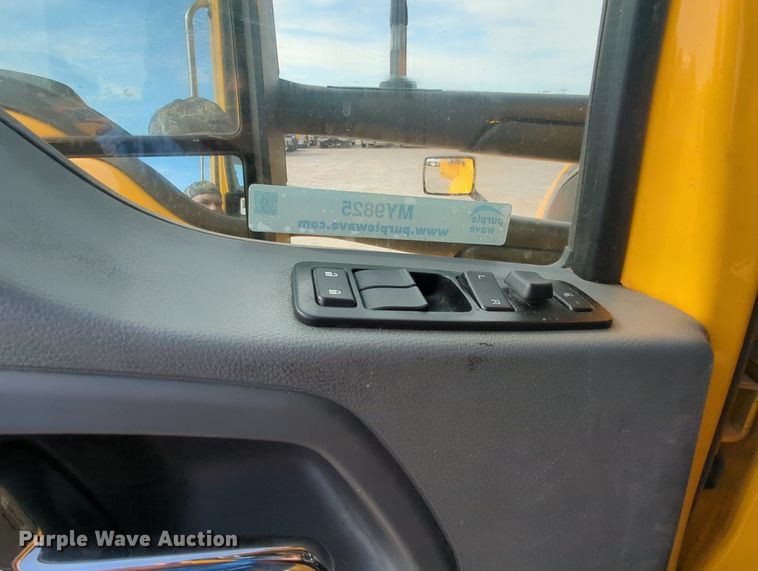 image for item MY9825 2019 Kenworth T680  semi truck