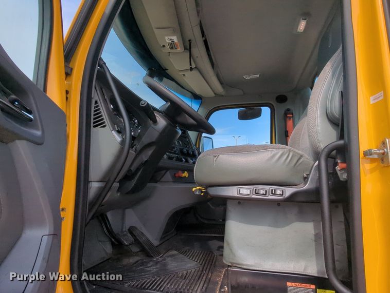 image for item MY9825 2019 Kenworth T680  semi truck