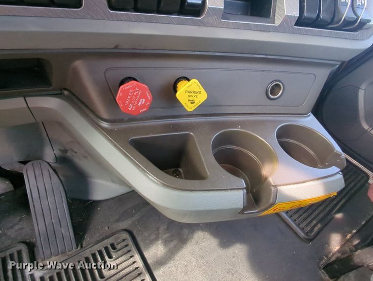 image for item MY9825 2019 Kenworth T680  semi truck