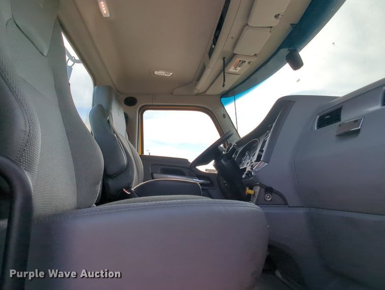 image for item MY9825 2019 Kenworth T680  semi truck