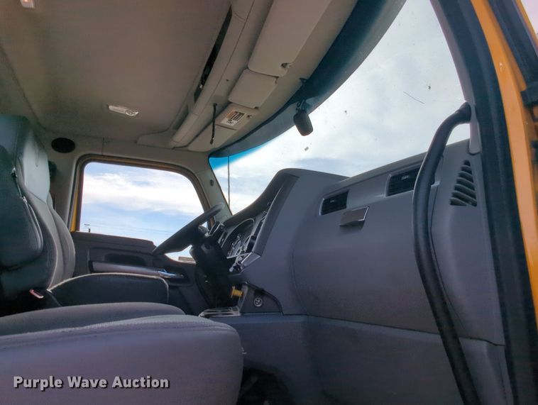 image for item MY9825 2019 Kenworth T680  semi truck