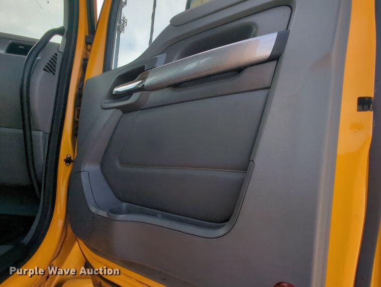 image for item MY9825 2019 Kenworth T680  semi truck