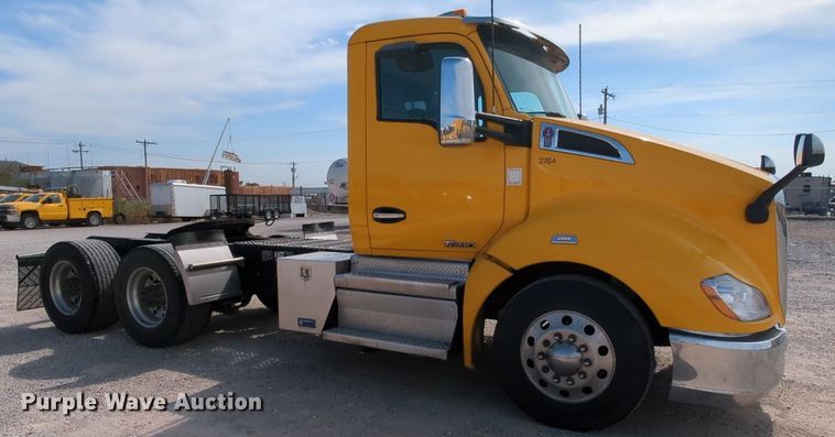 image for item MY9826 2020 Kenworth T680  semi truck