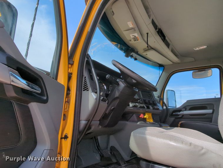 image for item MY9827 2020 Kenworth T680  semi truck