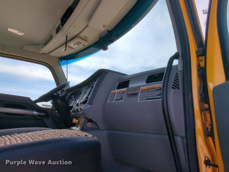 image for item MY9827 2020 Kenworth T680  semi truck