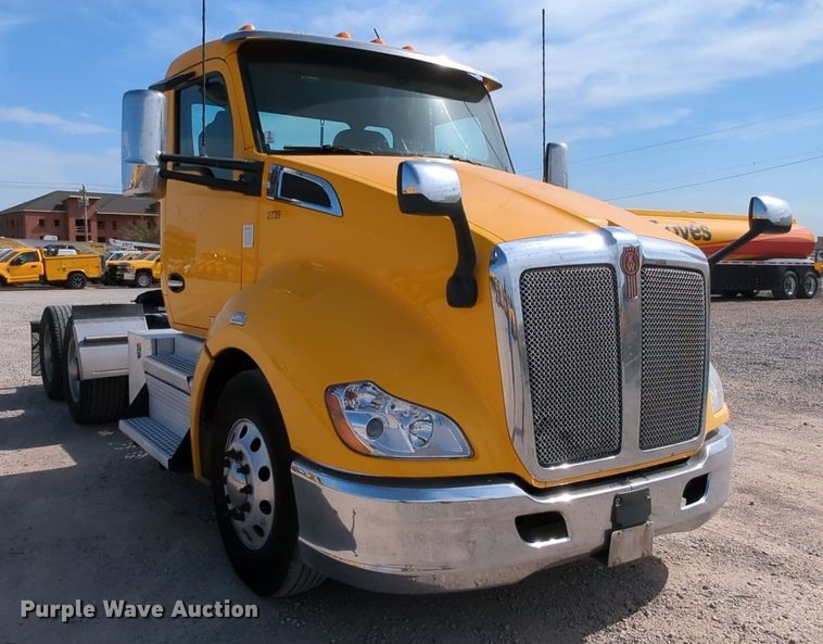 image for item MY9828 2020 Kenworth T680  semi truck