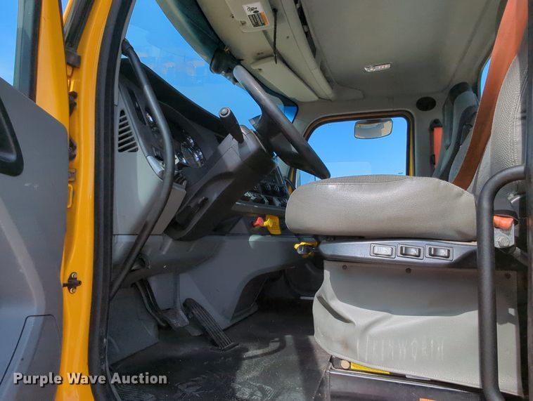 image for item MY9828 2020 Kenworth T680  semi truck