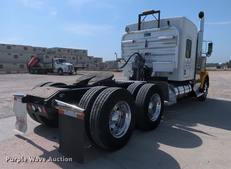 image for item MY9832 2017 Kenworth T800  semi truck