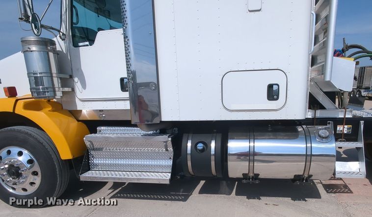 image for item MY9832 2017 Kenworth T800  semi truck