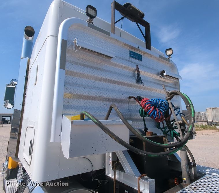 image for item MY9832 2017 Kenworth T800  semi truck