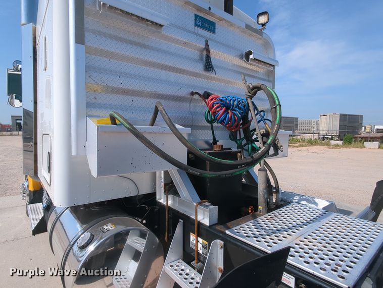 image for item MY9832 2017 Kenworth T800  semi truck