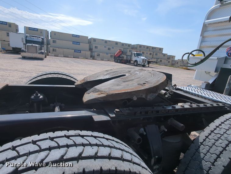 image for item MY9832 2017 Kenworth T800  semi truck