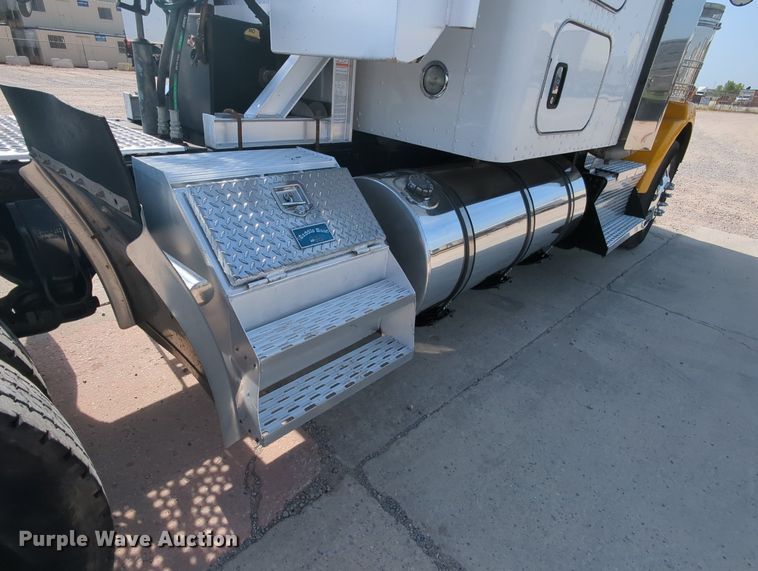 image for item MY9832 2017 Kenworth T800  semi truck