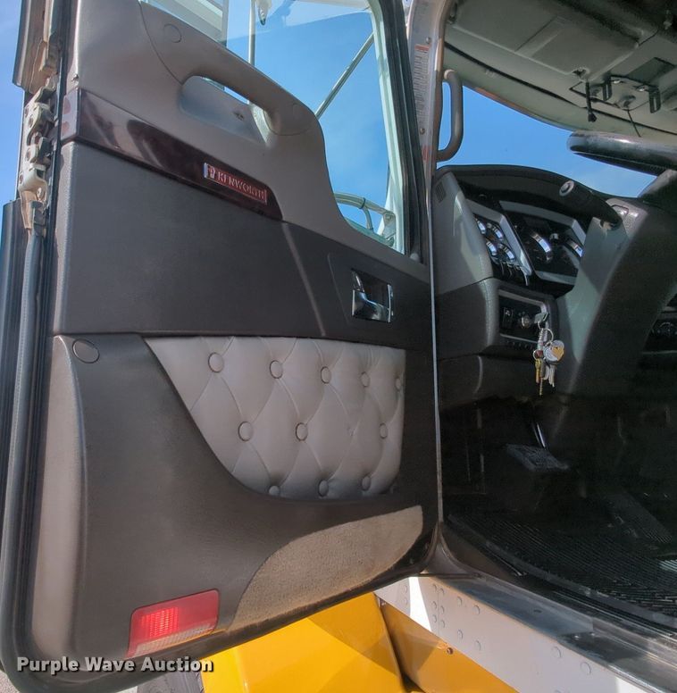 image for item MY9832 2017 Kenworth T800  semi truck