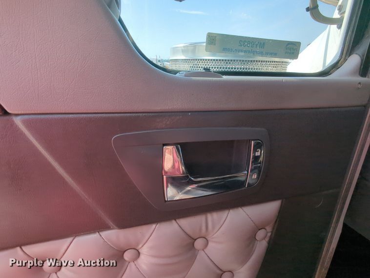 image for item MY9832 2017 Kenworth T800  semi truck