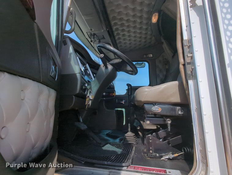 image for item MY9832 2017 Kenworth T800  semi truck