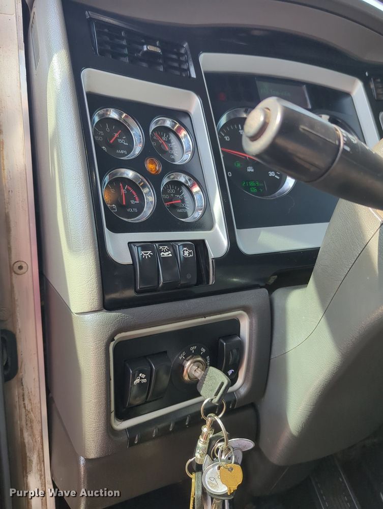 image for item MY9832 2017 Kenworth T800  semi truck