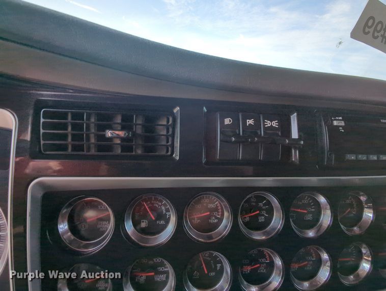 image for item MY9832 2017 Kenworth T800  semi truck