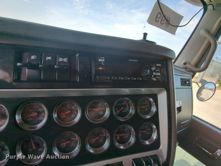 image for item MY9832 2017 Kenworth T800  semi truck