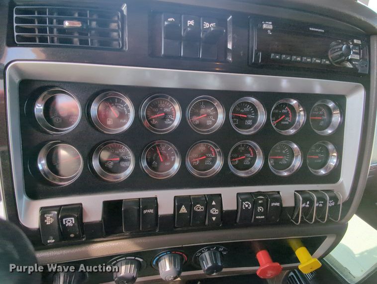 image for item MY9832 2017 Kenworth T800  semi truck