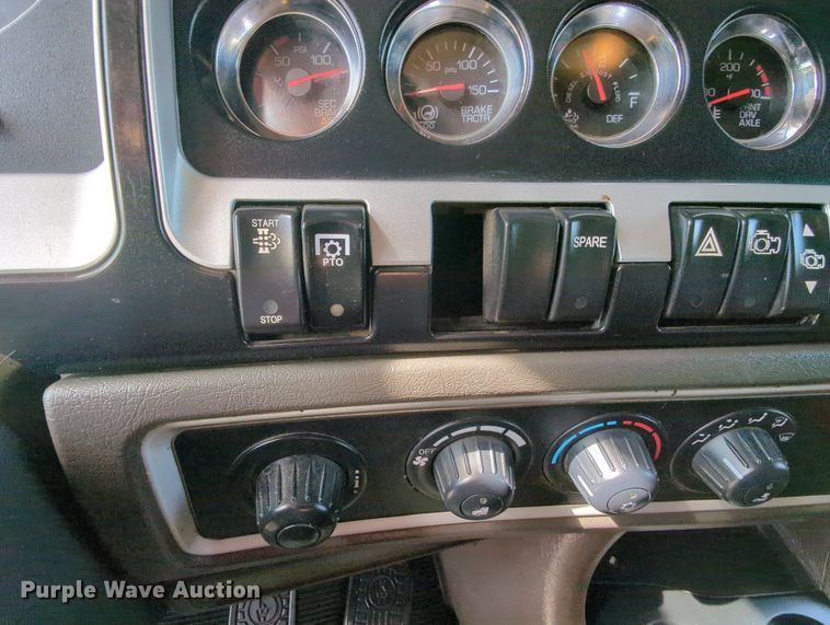 image for item MY9832 2017 Kenworth T800  semi truck