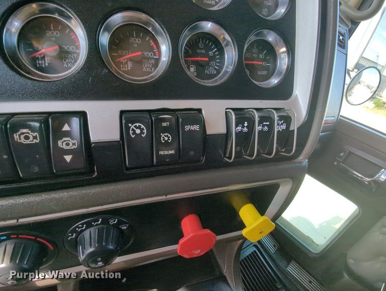 image for item MY9832 2017 Kenworth T800  semi truck