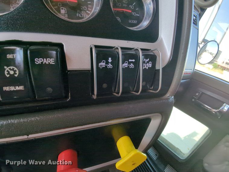 image for item MY9832 2017 Kenworth T800  semi truck