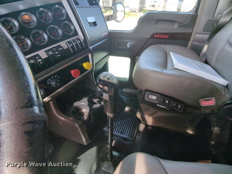 image for item MY9832 2017 Kenworth T800  semi truck