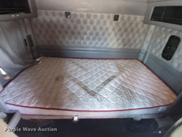 image for item MY9832 2017 Kenworth T800  semi truck