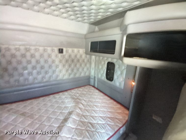 image for item MY9832 2017 Kenworth T800  semi truck