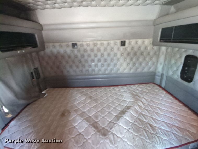 image for item MY9832 2017 Kenworth T800  semi truck