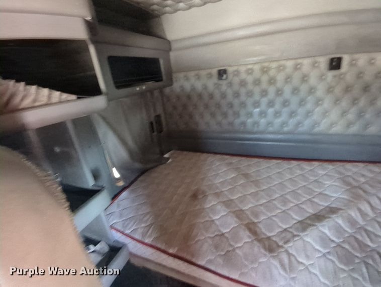 image for item MY9832 2017 Kenworth T800  semi truck