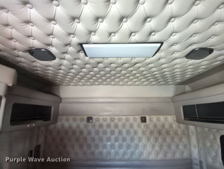 image for item MY9832 2017 Kenworth T800  semi truck