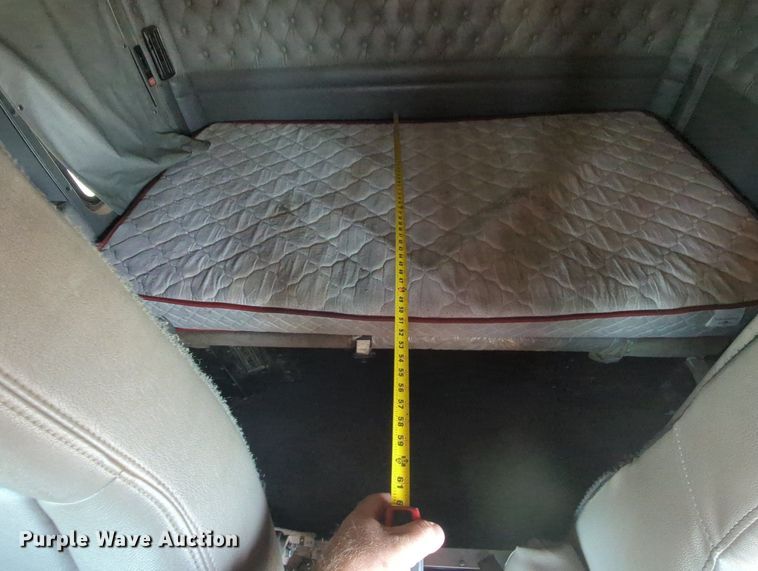 image for item MY9832 2017 Kenworth T800  semi truck