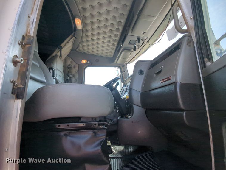 image for item MY9832 2017 Kenworth T800  semi truck