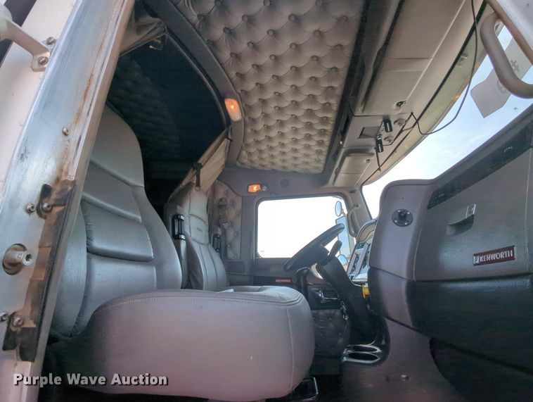 image for item MY9832 2017 Kenworth T800  semi truck