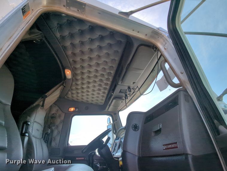 image for item MY9832 2017 Kenworth T800  semi truck