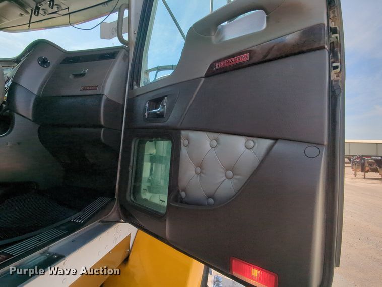 image for item MY9832 2017 Kenworth T800  semi truck