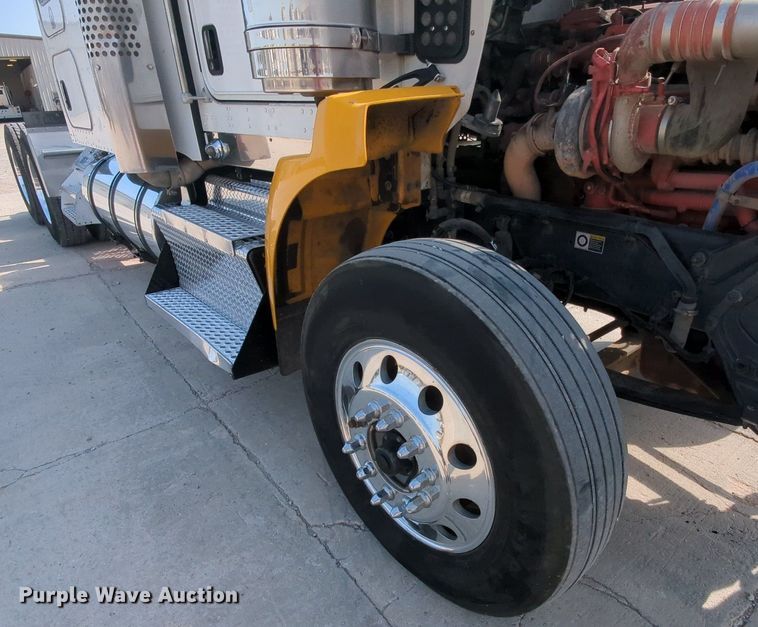 image for item MY9832 2017 Kenworth T800  semi truck