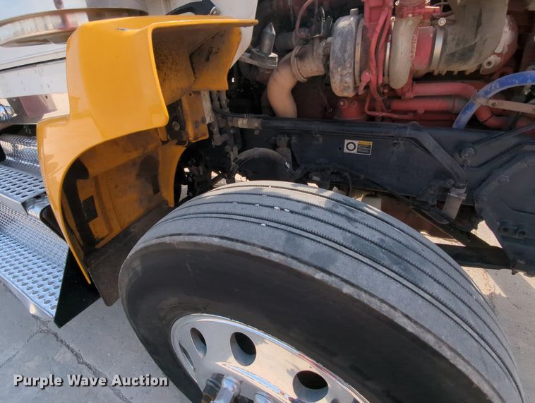 image for item MY9832 2017 Kenworth T800  semi truck