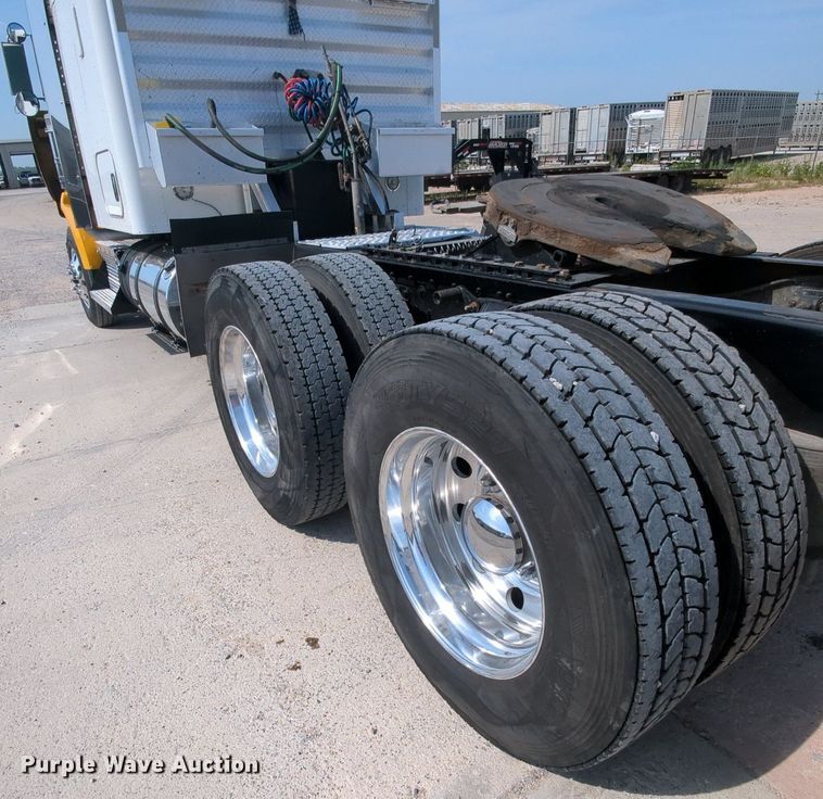 image for item MY9832 2017 Kenworth T800  semi truck