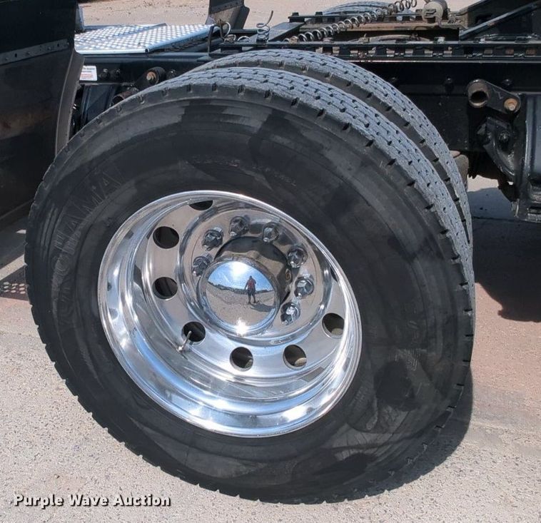 image for item MY9832 2017 Kenworth T800  semi truck