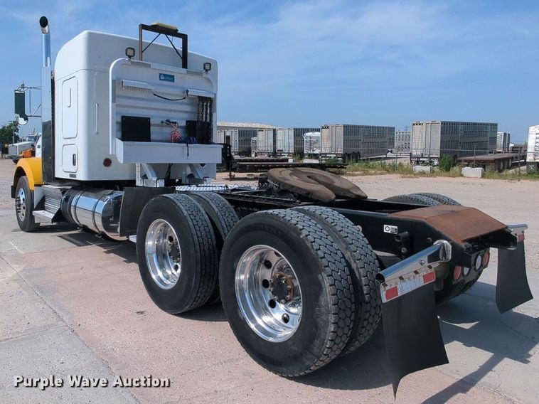 image for item MY9833 2016 Kenworth T800  semi truck