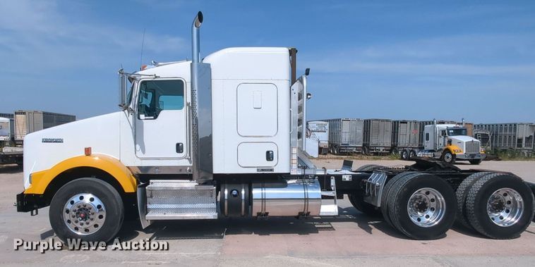 image for item MY9833 2016 Kenworth T800  semi truck
