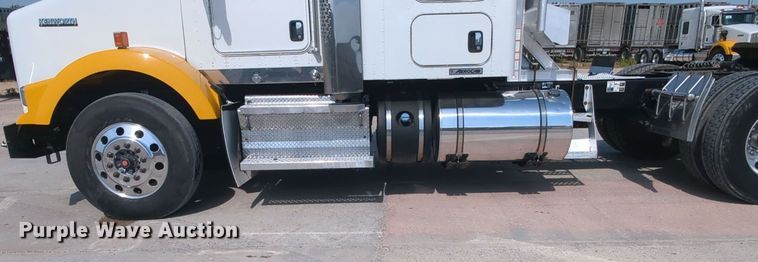 image for item MY9833 2016 Kenworth T800  semi truck