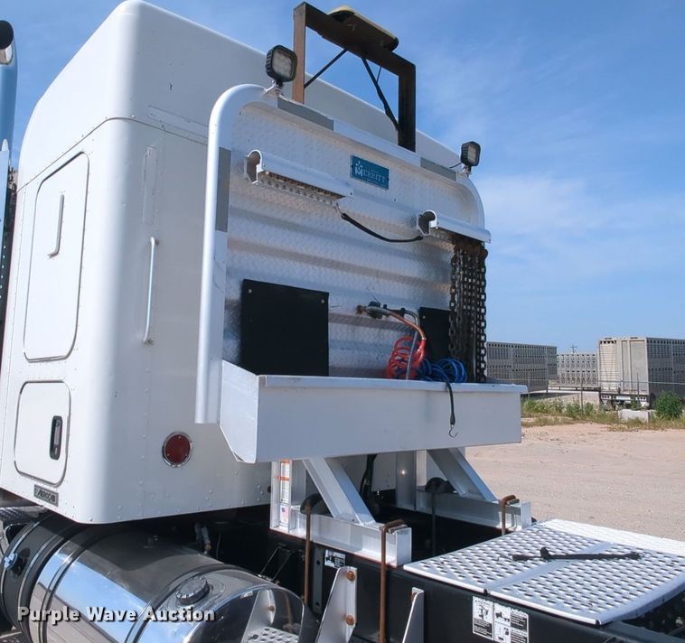 image for item MY9833 2016 Kenworth T800  semi truck