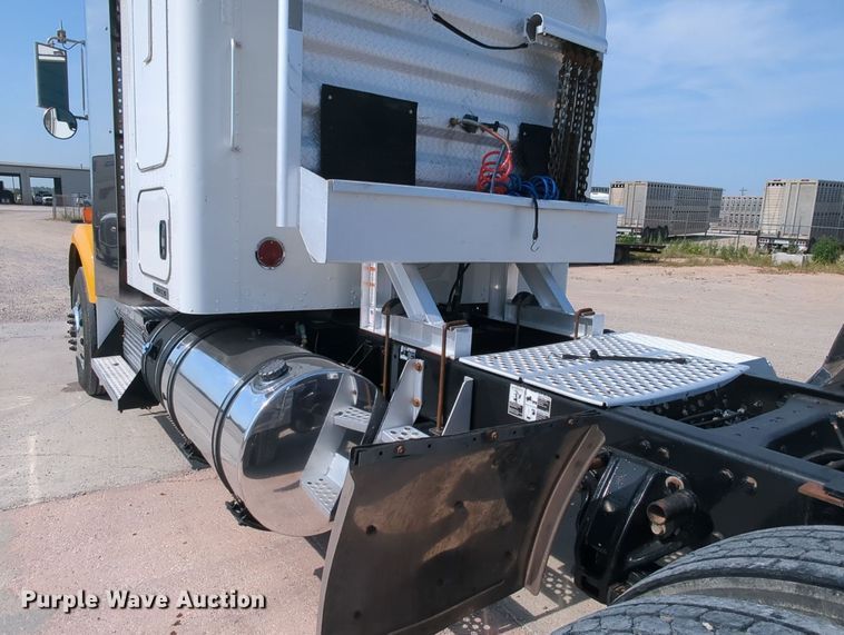 image for item MY9833 2016 Kenworth T800  semi truck