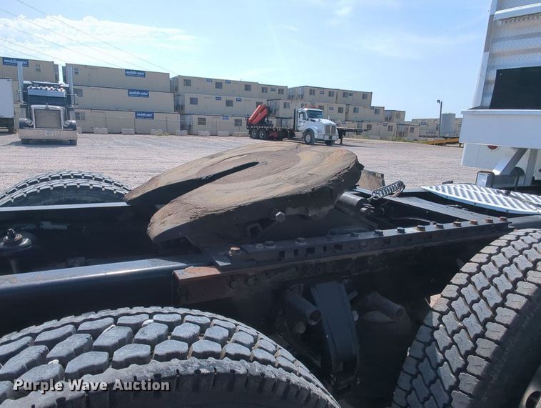 image for item MY9833 2016 Kenworth T800  semi truck