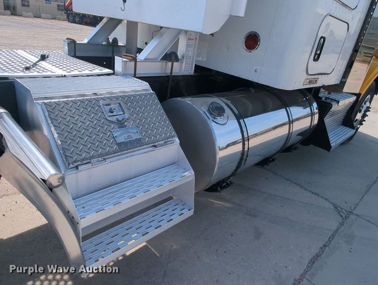 image for item MY9833 2016 Kenworth T800  semi truck