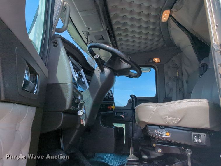 image for item MY9833 2016 Kenworth T800  semi truck